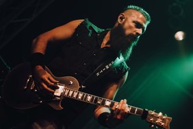 Gitarrenlehrer Andreas Schmid spielt E Gitarre auf einem Konzert