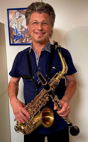 Bild von herr Ströhm, mit Saxophon in beiden Händen haltend